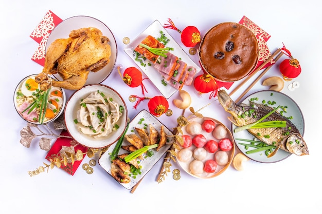 Stół z talerzami i potrawami